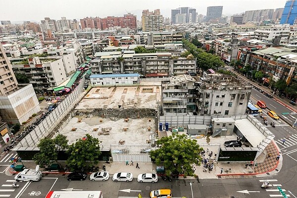 台北永春都更案去年8月停工至今。 圖/報系資料照