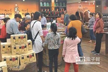 賞梅活動帶來人潮，信義鄉梅子夢工廠生意很好、買氣也旺，各聚落梅園、飲食店與農特產雨露均霑。（沈揮勝攝）