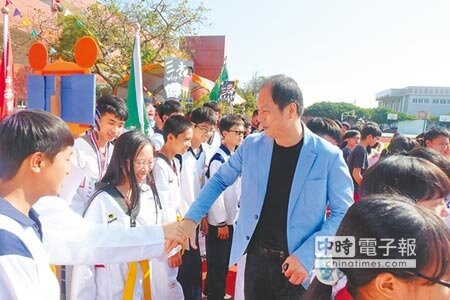 曾獲亞洲田徑賽10項全能金牌的李福恩(右),勉勵學弟妹發展自我。(張朝欣攝)