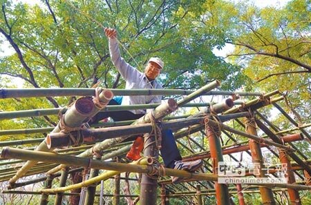 王川雄用黃藤熟練的固定竹屋,讓竹屋每個環節穩固的結合。(黃力勉攝)
