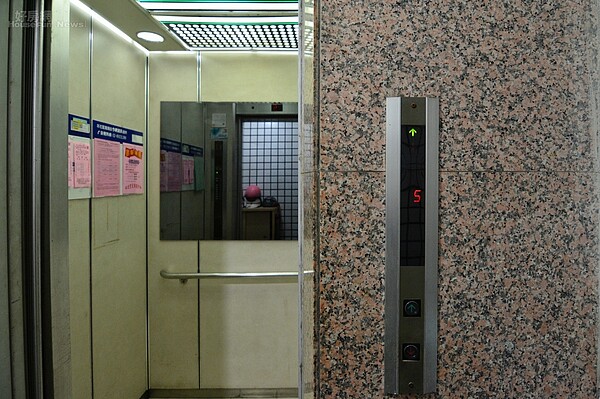 鄰居提議電梯逐層管制 他怒喊:想霸佔頂樓?專家揭關鍵:不合規定 電梯。(好房網News記者 陳韋帆攝影)