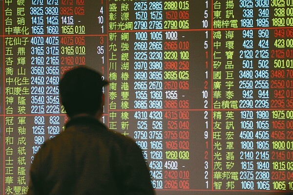 外資在央行遏阻熱錢下,今日出現砍殺電子權值股動作,台積電(2330)重挫逾3%,聯發科(2454)也跌逾2.5%,加上大立光 (3008)、鴻海(2317)等蘋概指標及金融股走勢疲弱,指數盤中重挫逾百點,最低11107點,終止連八漲。 記者黃仲裕攝影/聯合報系資料照