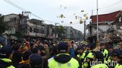 板橋大觀拆屋爆衝突　陳抗民眾涉丟煙霧彈