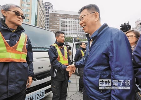 台北市長柯文哲24日在中山堂前廣場，將69輛環保清潔車授予清潔隊。（張鎧乙攝）