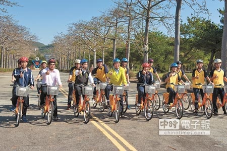 大甲高工iBike站24日啟用，市議員吳敏濟與學生共同騎乘自行車。（陳淑娥攝）