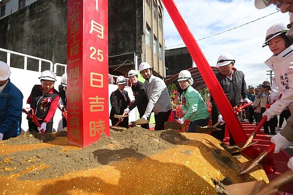 在新北市長朱立倫的帶領下,新店日興市民活動中心完成開工動土儀式(圖/新北市政府)