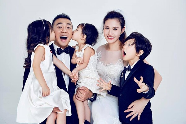 劉畊宏說「房子住的好好的」,今天出席公益活動還大方捐出50萬元,(取自劉耕宏臉書)