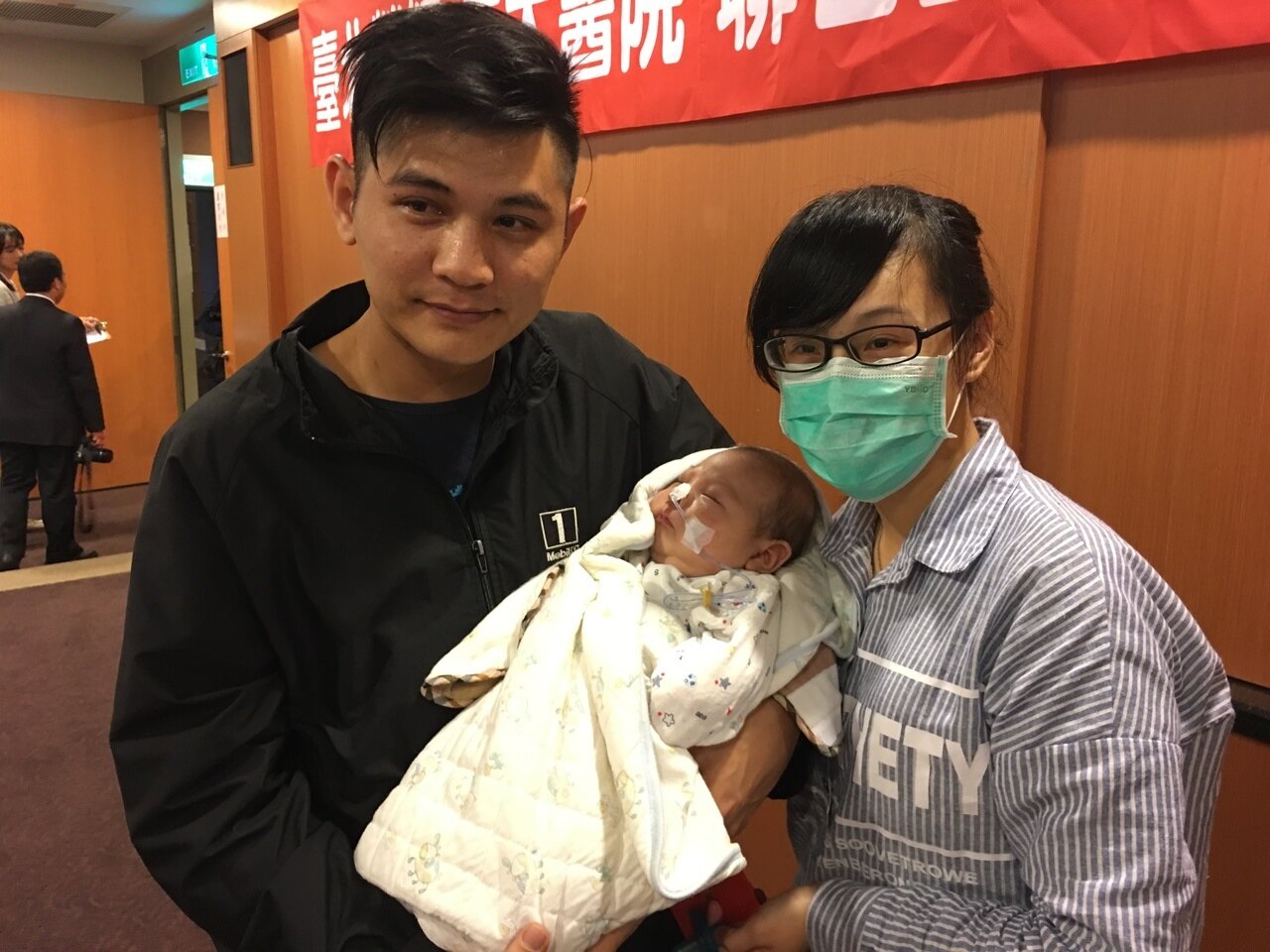 穆小弟換肝重生，在爸爸、媽媽的懷抱下睡得香甜。　記者鄧桂芬／攝影