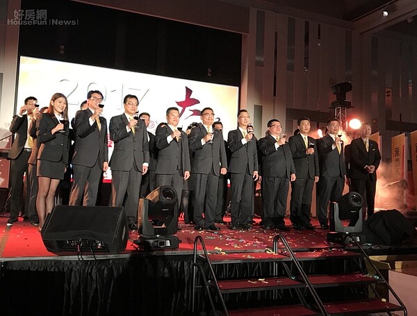 永慶莊志成副總、桃區加盟總部與桃園區所有店東長,對台下辛苦夥伴舉杯致意,感謝他們2017年帶來業績增3成的好成績