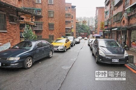 基隆市中山區中和路168巷違停問題嚴重，兩旁紅線停滿車輛，導致道路寬度僅容一輛車進出。（李其樺攝）