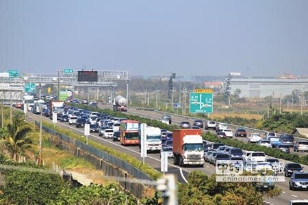 春節連續假期將至,公路總局麻豆監理站、第五區養護工程處等單位25日說明春節疏運計畫,呼籲民眾出門多利用大眾運輸工具,避免塞車影響出遊心情。(本報資料照片)