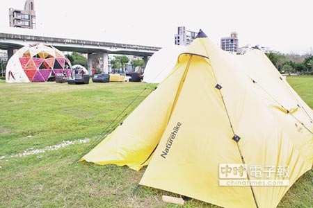為了趕進度，不少藝術家乾脆紮營在華山站貨場旁的綠地。（曾百村攝）