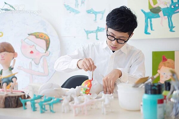 1.插畫家阿蕉筆下創作,結合繽紛色調與抽象意涵,展現出純真無邪的童趣形象。