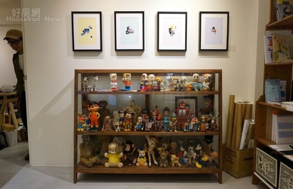 7.實木展示櫃裡的則為阿蕉心愛的玩具收藏（非賣品）。
