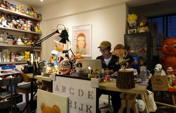 8.最內側還有一間阿蕉與夥伴藝術家陳威廷工作區域，無論桌上或架上，幾乎被滿滿的玩具給堆滿。
