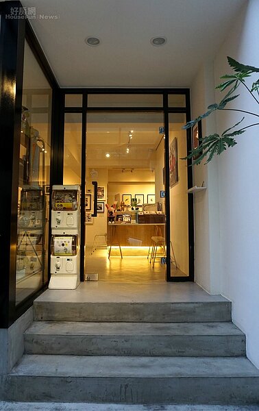 3. 熱愛收藏玩具公仔的阿蕉,特地在門口擺了一台扭蛋機,裡面都是和不同藝術家合作的周邊商品。