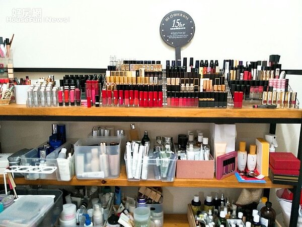 4-5. 有一間房專門放美妝保養品,吉賽兒訂製專屬的架子擺放,看起來就像是專櫃一樣整齊有序。