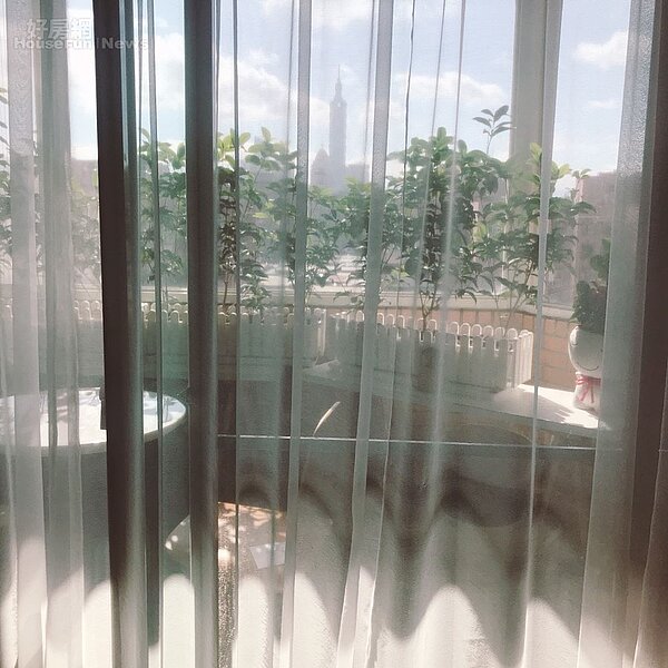 7-8. 陽台可遠眺台北101的景色,還擺放了一個兔子燈飾,增添童趣浪漫感。