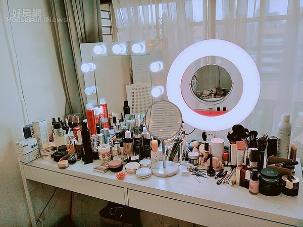 2.吉賽兒打造一間專屬的直播間,可調整亮度的補光燈就在正中央。