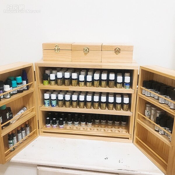 3. 吉賽兒熱愛精油產品,花了7500元訂製專屬的精油櫃,猶如魔法箱,有超過百瓶的精油在內。