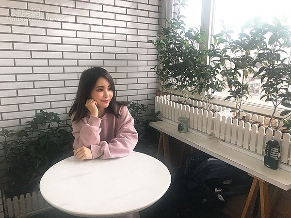 6.住家擁有大陽台,可以遠眺台北街景,陽台也以白色桌子與白色欄杆搭配,加上植物顯得綠意盎然。