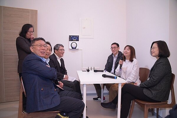 台北市長柯文哲偕總統蔡英文參訪健康公宅(圖/台北市政府提供)