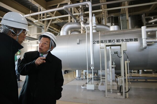駐日代表謝長廷25日參訪日本環保表現出色的J-POWER的磯子火力發電廠。東京記者蔡佩芳／攝影。 