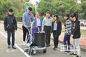 靜宜創新　廢輪胎變馬路標線