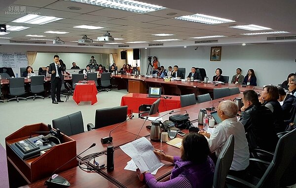 為了架構一個更公平的區域計畫制定環境,內政部開始以「聽證會」的形式,由正反雙方進行說明,昨(27)日在營建署舉行第一場聽證會。