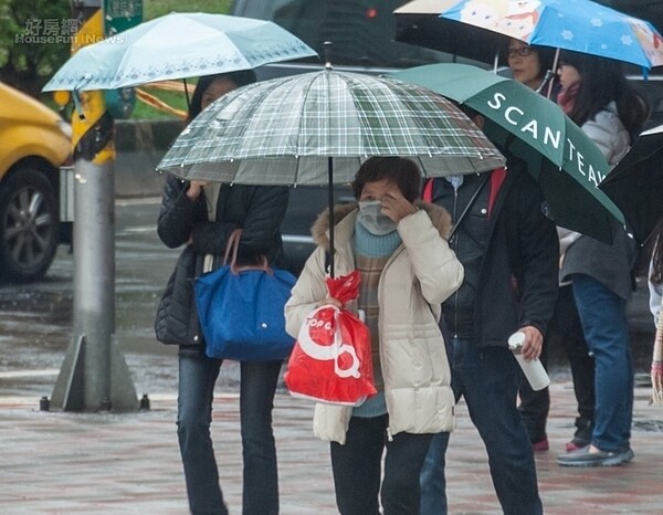 口罩 空汙 下雨 (好房網News記者張聖奕攝影)