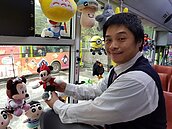 260隻娃娃掛滿整車　搭這班公車很紓壓