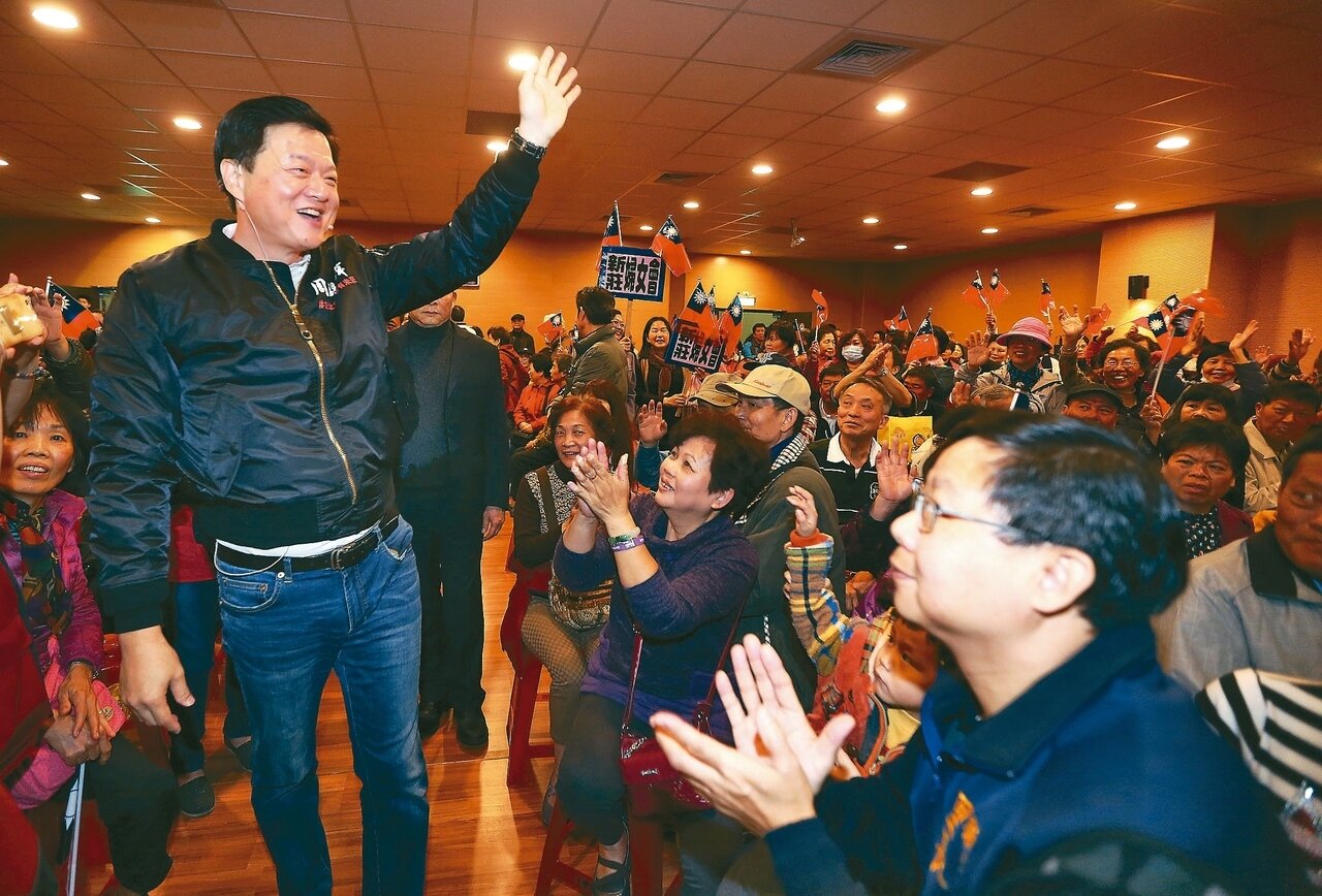 前台北縣長周錫瑋(左)昨天宣布投入新北市長選舉。 記者胡經周/攝影