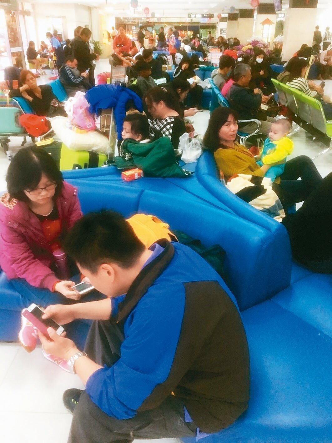 受天候影響,蘭嶼對外交通中斷,台東豐年機場大廳昨擠滿等待候補機位的蘭嶼鄉民。 記者羅紹平/攝影