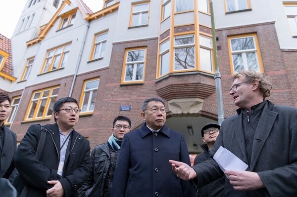 台北市長柯文哲參訪荷蘭阿姆斯特丹社會住宅（圖／台北市政府提供）