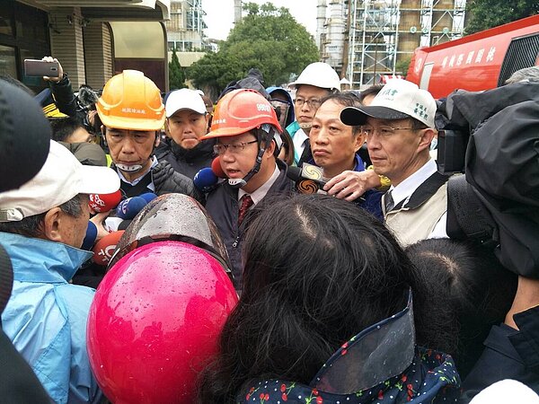 桃園市長鄭文燦早上到源源煉油廠會勘,附近聚集住戶高喊要求遷廠。記者曾增勳/攝影