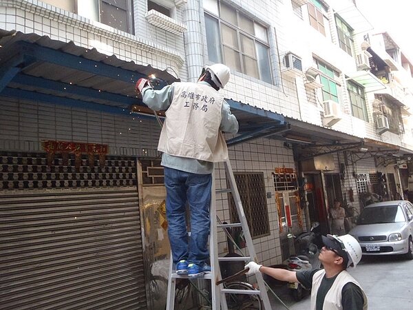 高雄市政府工務局針對違規棚架違建進行拆制拆除（圖／高雄市府提供）