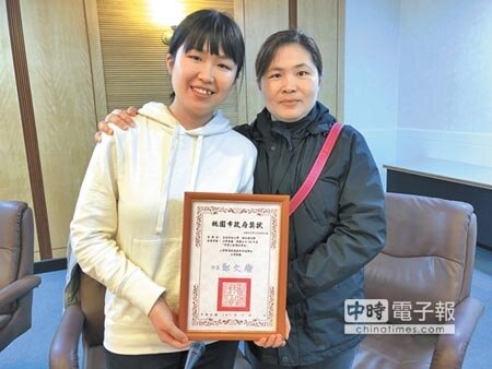 趙淑嫈（左）在父親期待下讀長庚護理科，沒想到讀不到1年父親被診斷出腎臟癌末期、隔年離世，媽媽一肩擔起1家6口生計，趙淑嫈很開心有獎學金可以貼補家用。（蔡依珍攝）