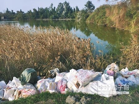 金門「唯一」國家重要溼地，也是島上冬候鳥最大棲地「慈湖」，最近發現遭人棄置大量廢棄物，嚴重破壞當地生態環境。金門國家公園管理處已列管追查汙染禍首，將依國家公園法開單重罰。（李金生攝）