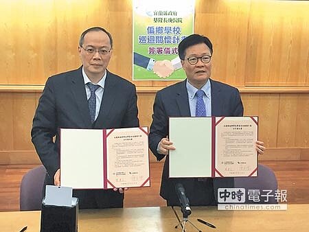 
宜蘭代理縣長陳金德（右）與基隆長庚醫院院長陳建宗簽訂「宜蘭偏鄉學校巡迴關懷計畫」合作意向書。（胡健森攝）
 