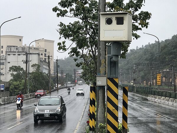 明德二路車道筆直,很多車輛一加速,就忘了限速50公里吃紅單,這根速速桿竄起成為基隆最新的測速王。 記者吳淑君/攝影