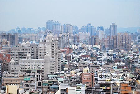 中油煉油廠發生意外,房仲業者認為對周遭房價影響不大。(甘嘉雯攝)