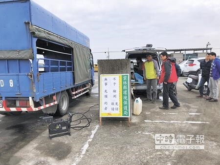 雲林縣環保局輔導西螺果菜市場管制柴油車排氣，檢驗合格才能進場，必須事先預約，迄今已500輛排隊。（周麗蘭攝）