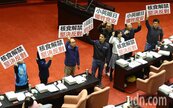 立院議場　藍委高舉反對核食開放標語