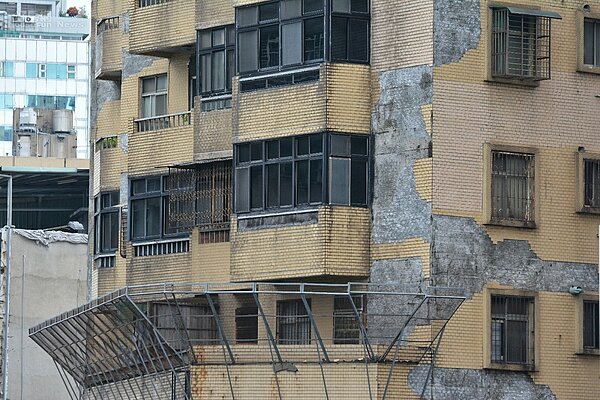 熱脹冷縮加上年久失修 大樓磁磚易剝落。(好房網News記者 陳韋帆/攝影)