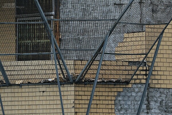 熱脹冷縮加上年久失修 大樓磁磚易剝落。(好房網News記者 陳韋帆/攝影)