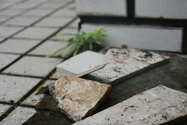 熱脹冷縮加上年久失修 大樓磁磚易剝落。(好房網News記者 陳韋帆/攝影)