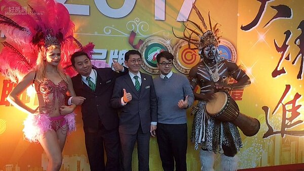 永慶加盟品牌北區聯合尾牙邀請熱情洋溢的巴西嘉年華舞者開場，同仁爭相拍照。（圖／永慶房產集團）