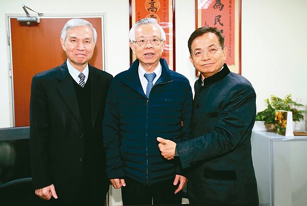 即將退休卸任的央行總裁彭淮南(中),昨天帶著準總裁楊金龍(左),一同來到立法院青島會館拜會立法委員賴士葆,兩人簡單拜訪會晤後,隨即驅車離去。 記者許正宏/攝影