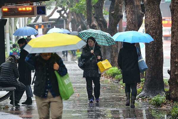 下雨情境。(鳳兒新聞網 陳韋帆/攝影)