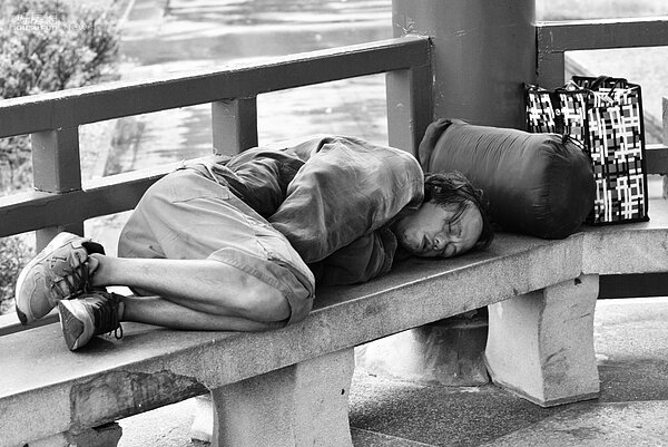 寒流來襲,流浪漢只能縮在路邊寒冷。(好房網News記者 陳韋帆/攝影)